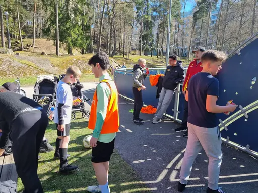 Glada barn och ungdomar på Drive-In Fotboll