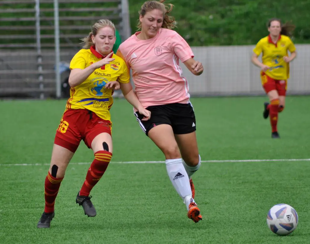 Elsa Bengtsson i en duell mot Sturebyförsvarare. Foto: Katrina Bromé