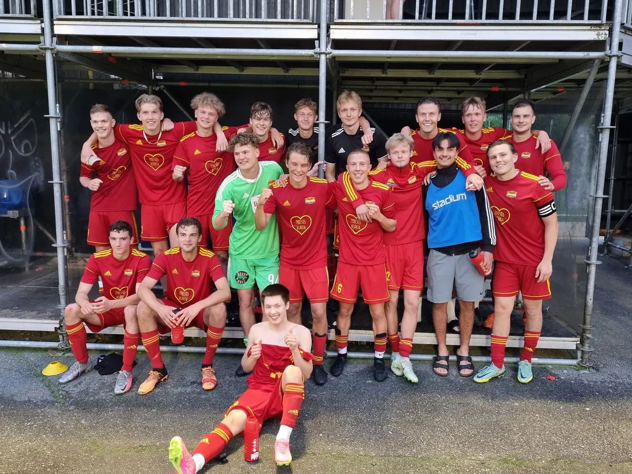 Glada men trötta TFF-killar jublar efter segern mot IFK Uppsala i förlängningen med 2-1!
