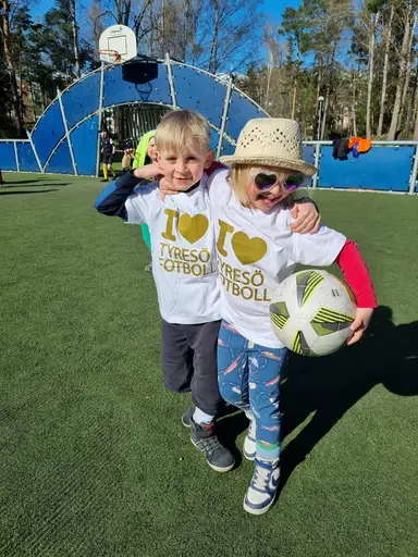 Glada barn och ungdomar på Drive-In Fotboll