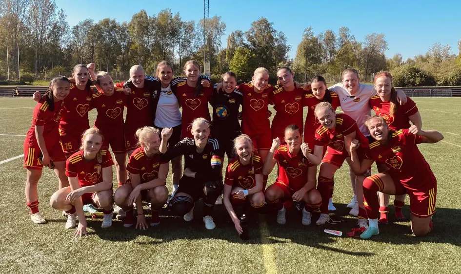 Glada spelare efter 3 nya poäng. Foto: Erik Frigren