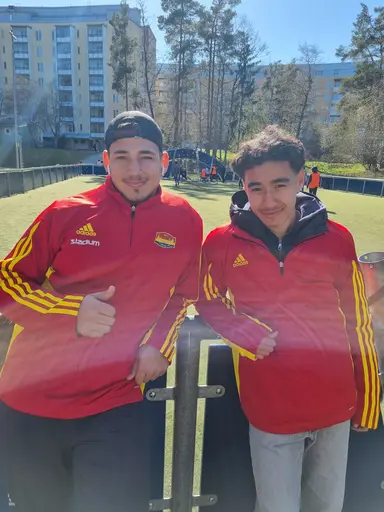 Glada barn och ungdomar på Drive-In Fotboll