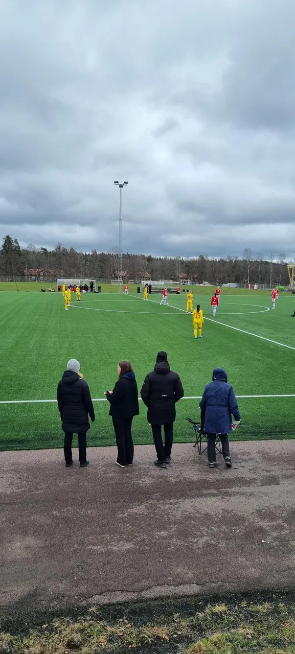 Dags för avspark andra halvlek med ställningen 1-1. Foto: C Bakai