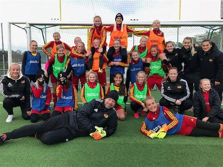 Många härliga fotbollspelare!