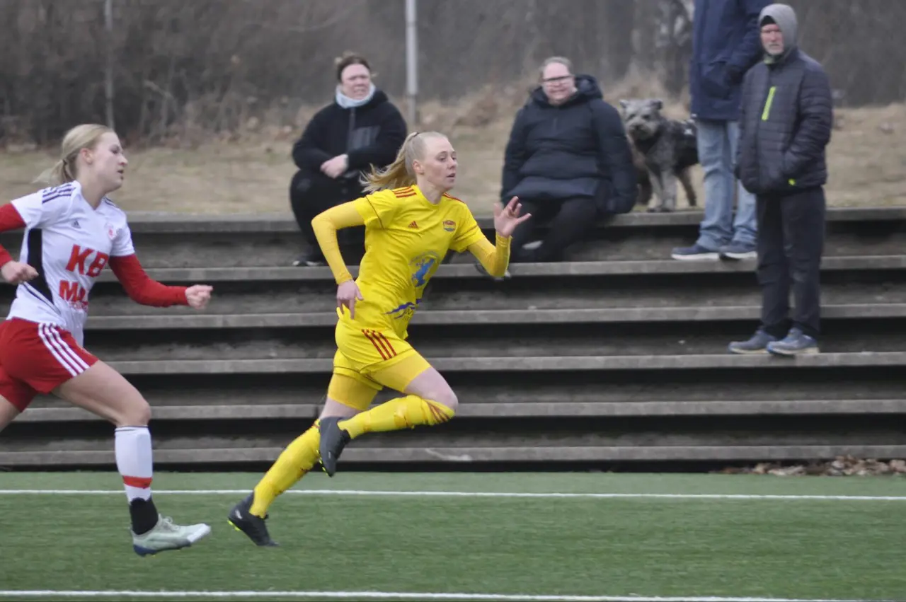 En av få glädje ämnen i lördags. Elin Bragnum tillbaka på planen. Foto: @kbrome
