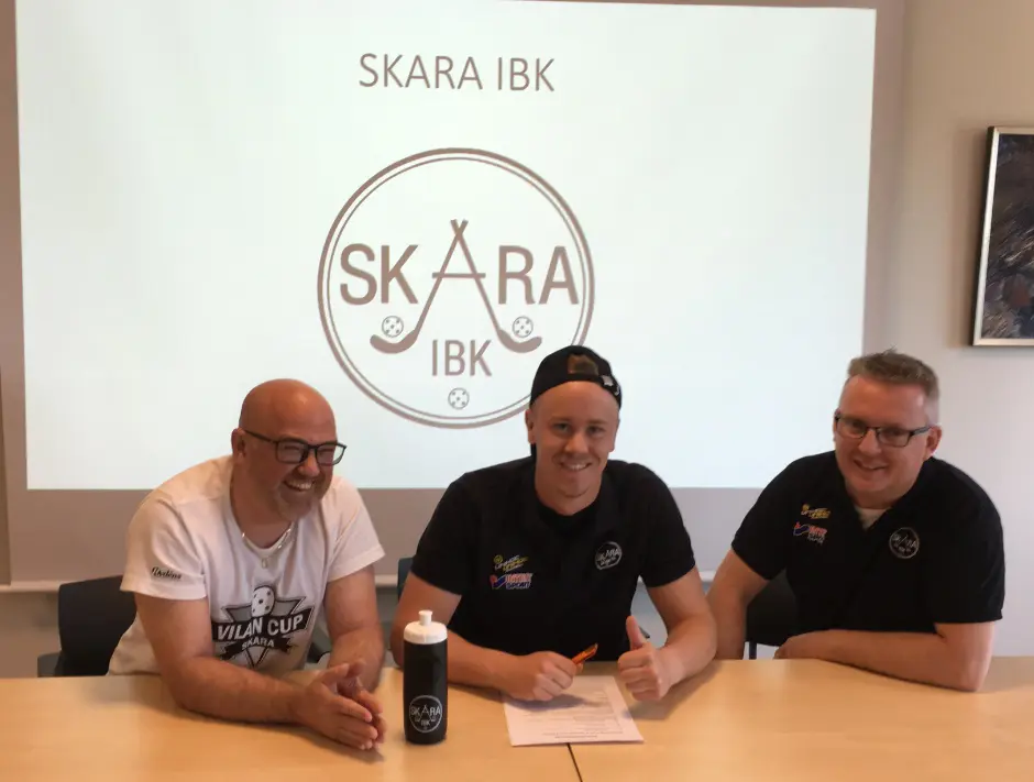Tommy Snögren, Tobias Bergstrand och Ulf Ringblom vid kontraktskrivning.