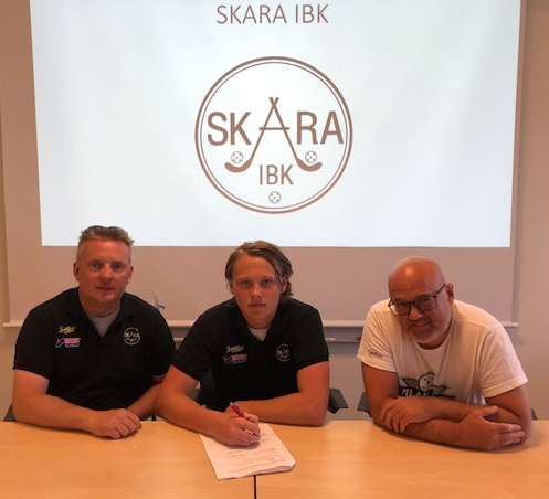 Ulf Ringblom, Fabian Appell och Tommy Snögren vid kontraktskrivning.