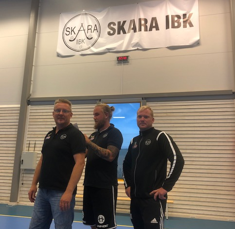 Ulf Ringblom, Kristoffer Billman och Markus Möksy vid kontraktskrivning hemma i "borgen".