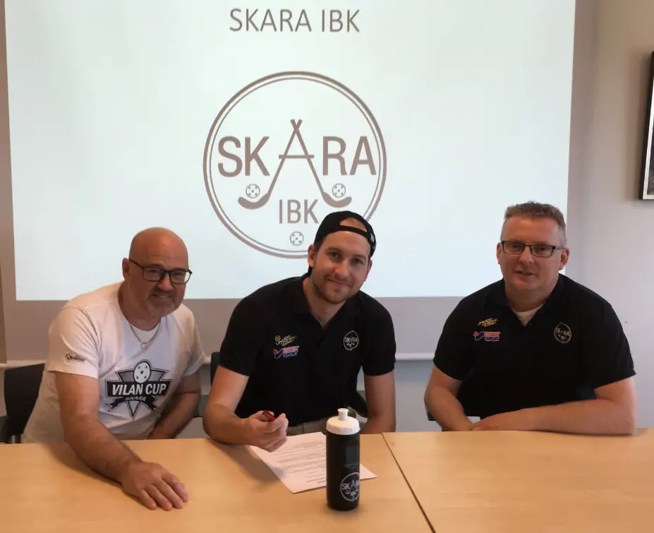 Tommy Snögren, "Pappa" och Ulf Ringblom vid kontraktskrivning