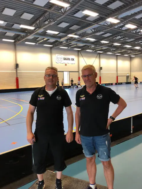 Ulf Ringblom och Jan Klasson vid kontraktskrivning hemma i "borgen".