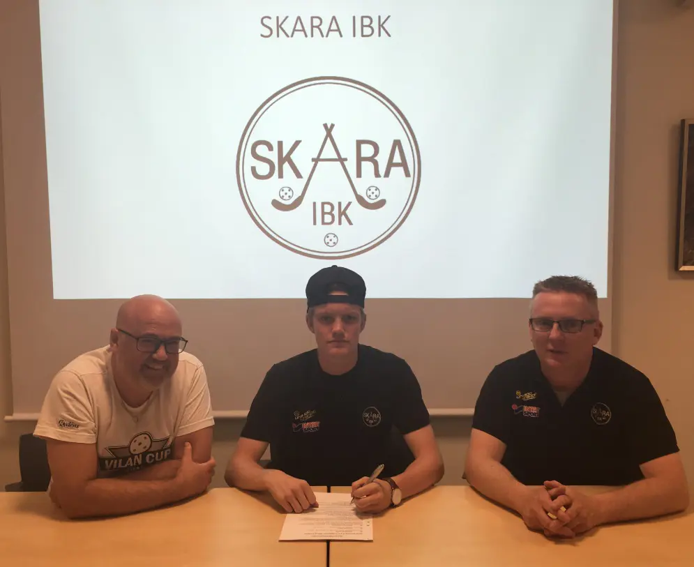 Tommy Snögren, Olle Ahlm och Ulf Ringblom vid kontraktskrivning.