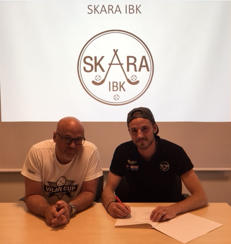 Tommy Snögren och Sebastian "Evert" Evertsson vid kontraktskrivning.