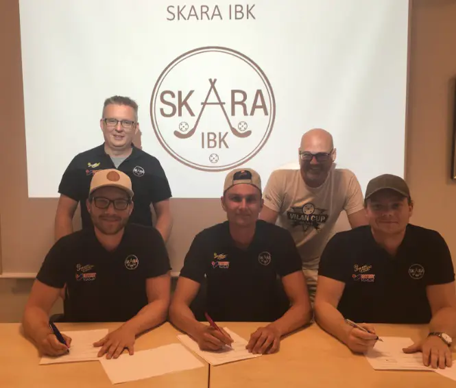 Emil Schöld #35, Joakim Johansson #79, Anton Schöld #31 sittandes hårt övervakade av sportcheferna Ulf Ringblom och Tommy Snögren