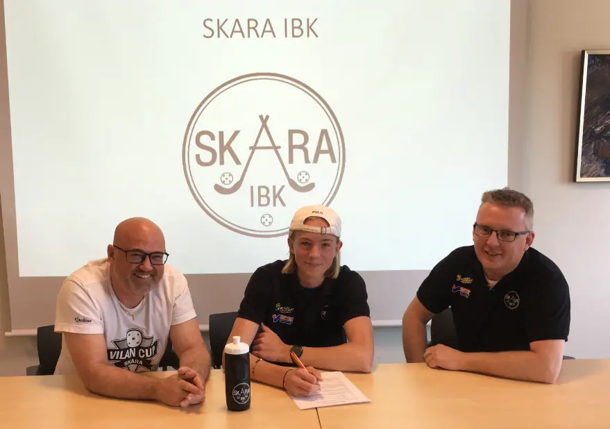 Tommy Snögren, Emil Skillermo och Ulf Ringblom vid kontraktskrivning