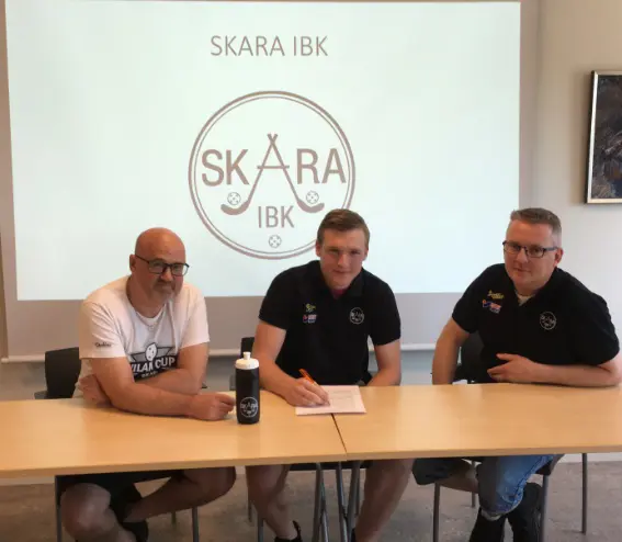 Tommy Snögren, Alfred Åkervall och Ulf Ringblom vid kontraktskrivning.