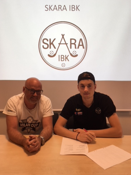 Tommy Snögren och Lukas Lilja vid kontraktskrivning.