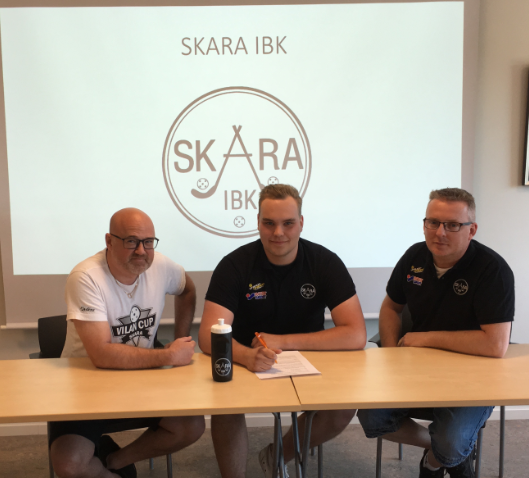 Tommy Snögren, Adam Billman och Ulf Ringblom vid kontraktskrivning.