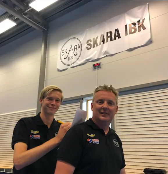 Linus Skillermo och Ulf Ringblom vid kontraktskrivning hemma i "borgen".