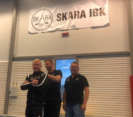 Markus Möksy, Tobias Mörby och Ulf Ringblom vid kontraktsskrivning hemma i "borgen".