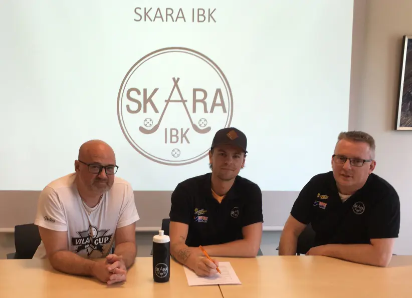 Tommy Snögren, Oskar Karlsson och Ulf Ringblom vid kontraktskrivning