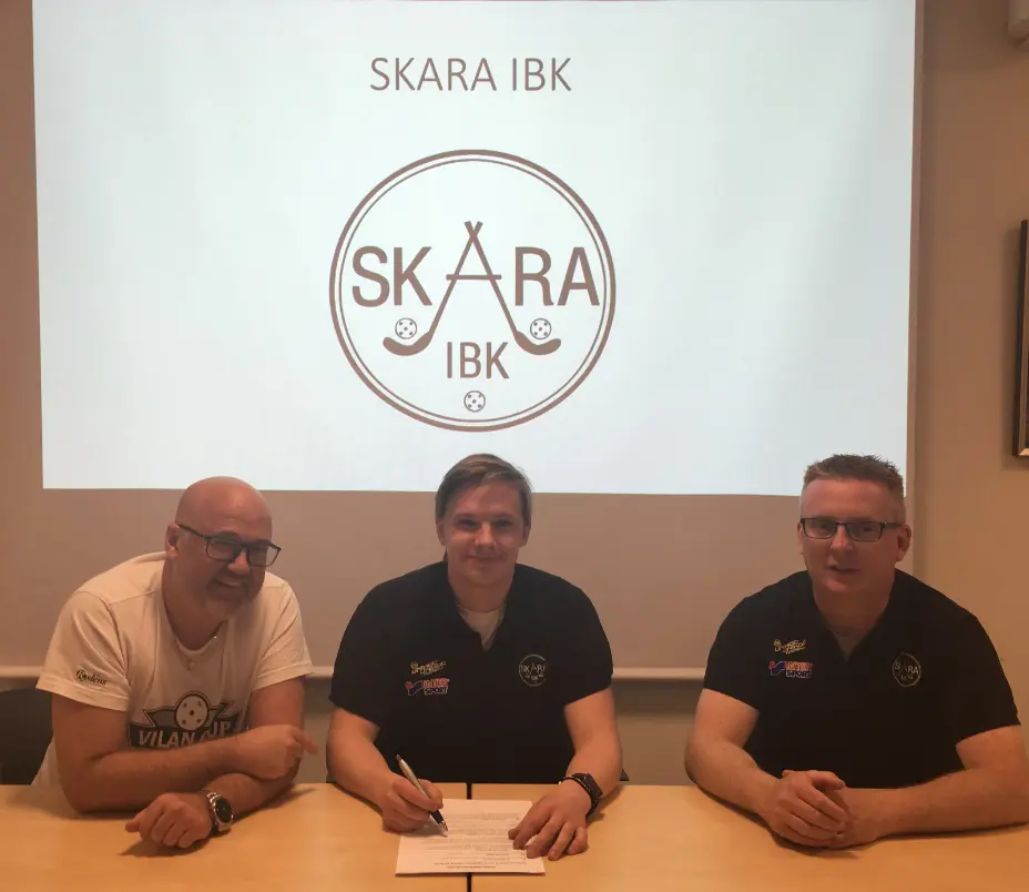 Tommy Snögren, Jakob Klasson och Ulf Ringblom vid kontraktskrivning.