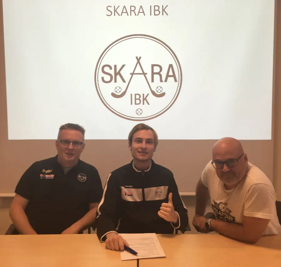 Tommy Snögren, Markus Lövdahl och Ulf Ringblom vid kontraktskrivning.