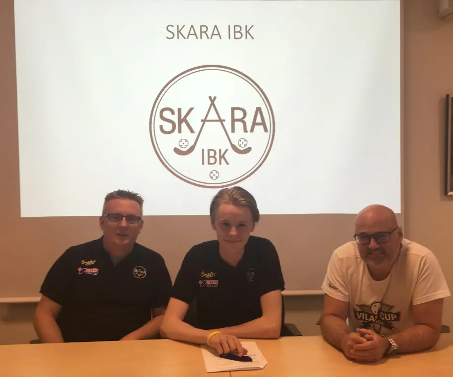 Tommy Snögren, Anton Hult och Ulf Ringblom vid kontraktskrivning.