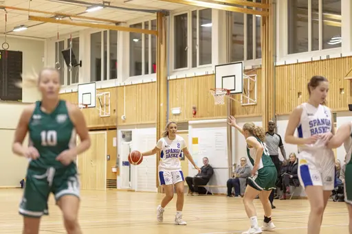 Damlaget invigde klubbens nya matchställ i en spännande match i Spångahallen