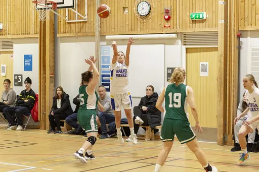 Damlaget invigde klubbens nya matchställ i en spännande match i Spångahallen