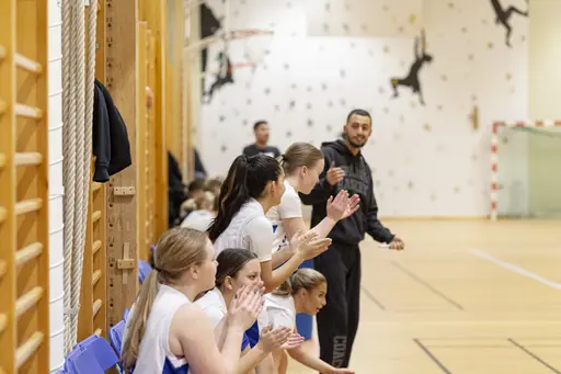 Damlaget invigde klubbens nya matchställ i en spännande match i Spångahallen