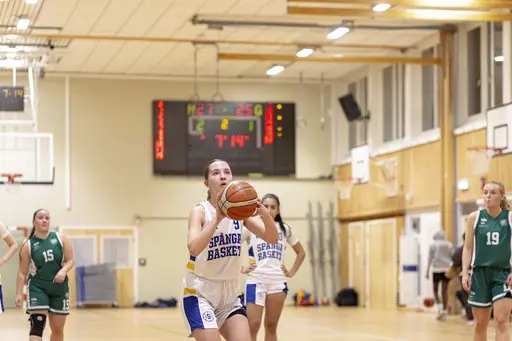 Damlaget invigde klubbens nya matchställ i en spännande match i Spångahallen