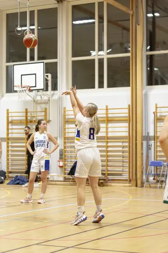 Damlaget invigde klubbens nya matchställ i en spännande match i Spångahallen