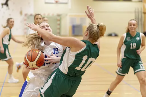 Damlaget invigde klubbens nya matchställ i en spännande match i Spångahallen