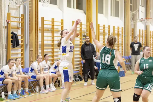 Damlaget invigde klubbens nya matchställ i en spännande match i Spångahallen
