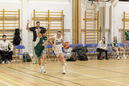 Damlaget invigde klubbens nya matchställ i en spännande match i Spångahallen