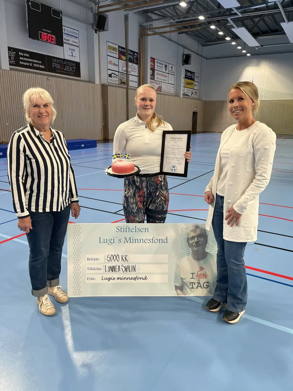 Linnéa Svalin (mitten) fick årets Lugi-stipendium. Med på bilden även Agnete Thörnkvist och Kristin Kellander från stiftelsens jury