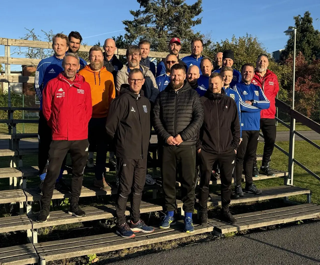 Deltagande ledare från SIK tillsammans med kursinstruktörer Stefan Strandberg och Ulf Gunnar från Östergötlands FF.
