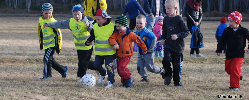 Ivriga barn på jakt efter bollen
