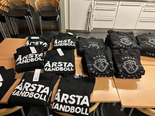 Måndag, tisdag och torsdag denna vecka har klädbutiken och caféet öppet!