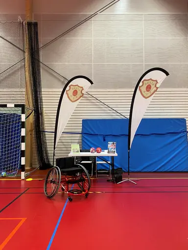Här har Årsta byggt upp sitt område för att prova rullstolshandboll