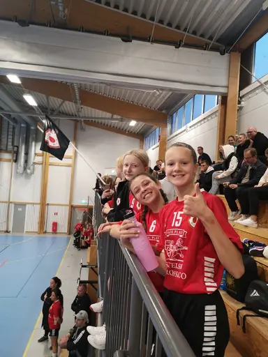 Bilder från lördagens matcher i Orminge sporthall. Längst ned till höger -samling efter match