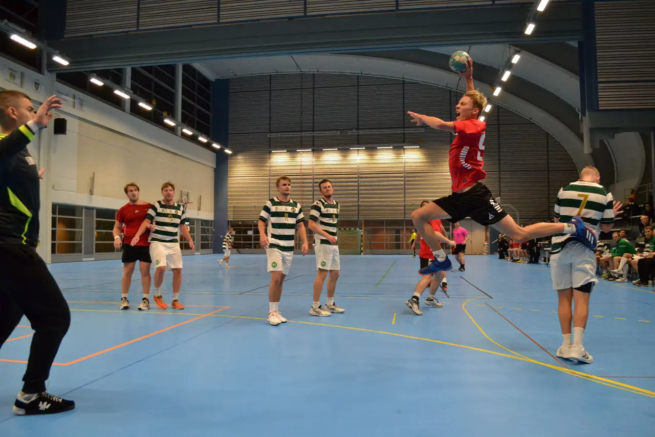 Vilgot Bergman flyger in från vänsterkanten trots en smäll. Foto: Per Nordqvist.