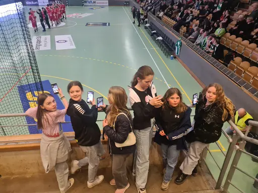 Först burgare och nuggets på Södra Hörnet - Dags för match