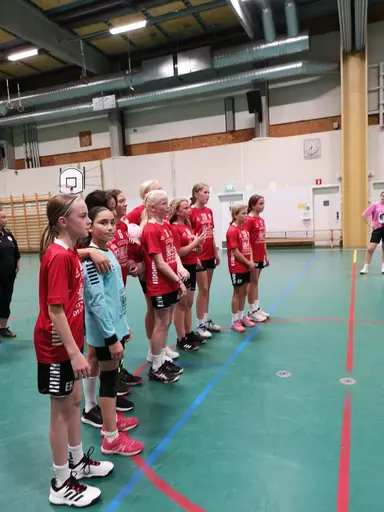 Bilder från lördagens matcher i Orminge sporthall. Längst ned till höger -samling efter match