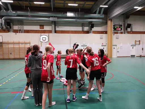 Bilder från lördagens matcher i Orminge sporthall. Längst ned till höger -samling efter match