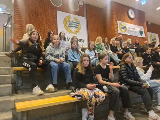 Först burgare och nuggets på Södra Hörnet - Dags för match