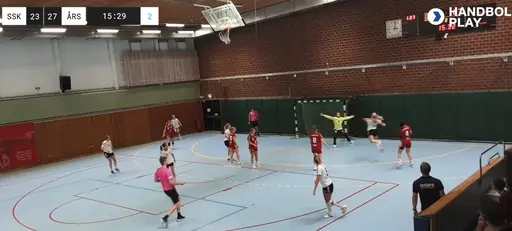 Amanda lägger in ett kantskott