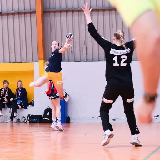 Fanny och Clara nere i Spanien med DU17-landslaget. Foto: Handboll i fokus
