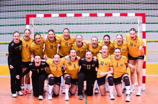 Fanny och Clara nere i Spanien med DU17-landslaget. Foto: Handboll i fokus