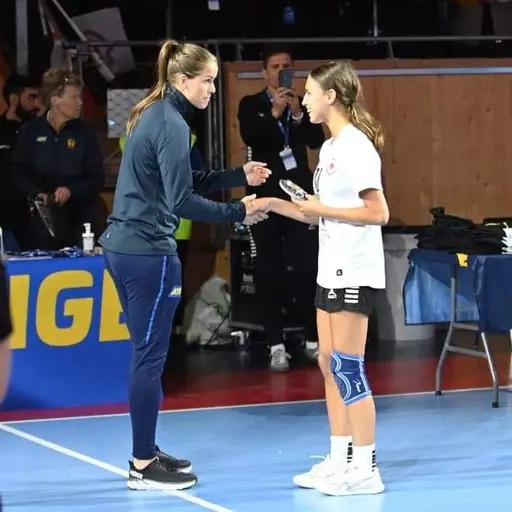 Tilda Jonsén Hackzell tar emot pris av Jennie Linnell i USM
